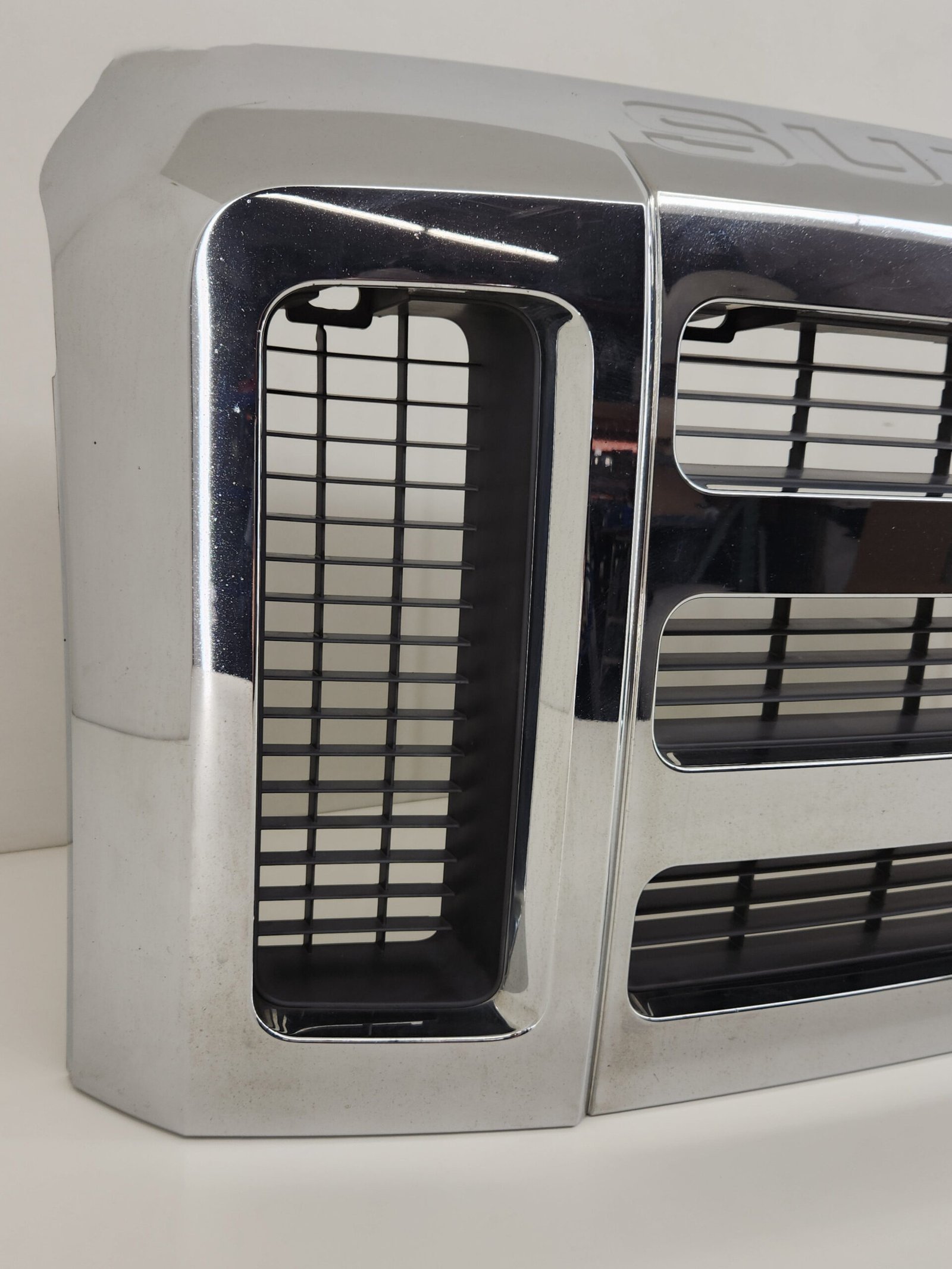 Second image of 2008-2010 Ford F250 F550 XLT Chrome Front Grille Emblem Logo OEM