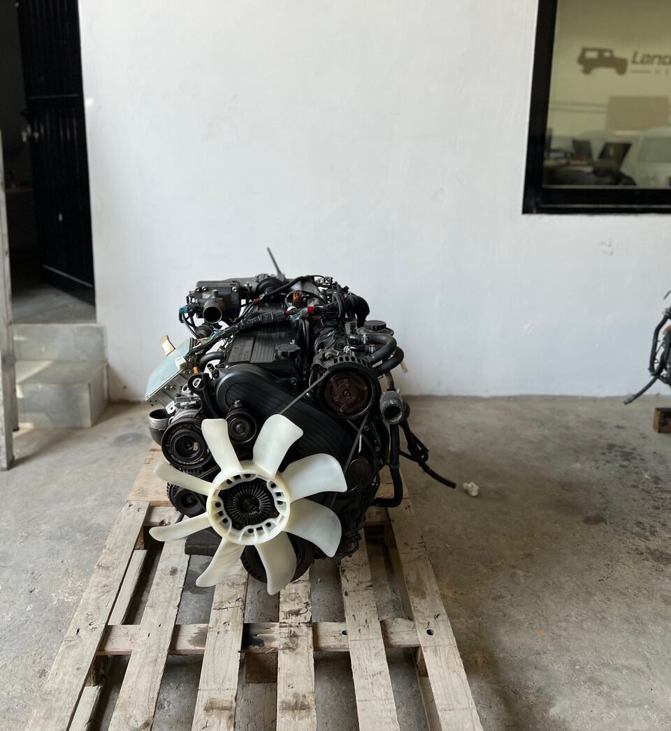 Toyota Land Cruiser 100 Series 1HD-FTE 4.2L Diesel Engine w/ Automatic Transmission