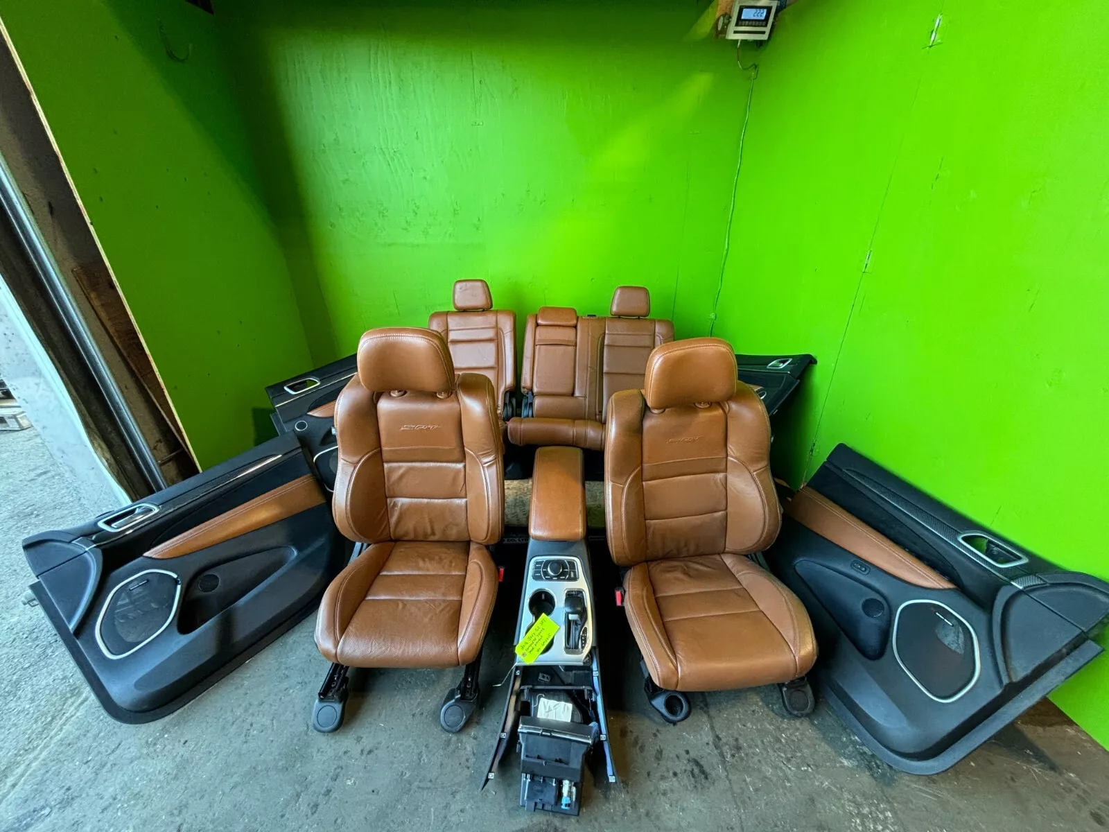 2016 Jeep Grand Cherokee SRT WK2 Brown Leather Interior Seats, Console, Screens & Panels